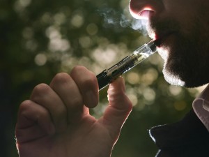 La sigaretta elettronica gli esplode in tasca, 43enne in ospedale con gravi ustioni