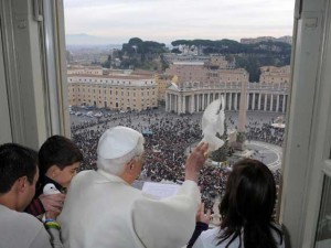 Papa Francesco "abolisce" il lancio delle colombe: "Meglio i palloncini"