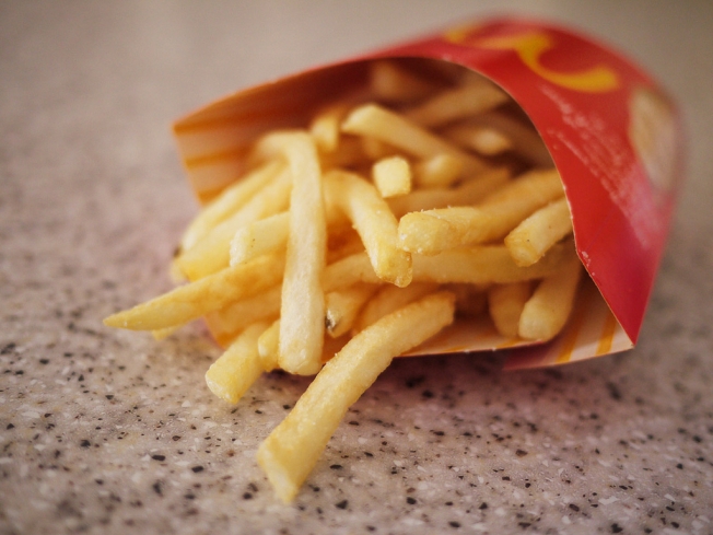 La mamma si lamenta delle patatine fredde, lui la raggiunge, spara al dipendente McDonald’s e lo uccide