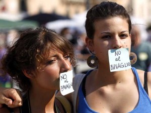 Minacce, pressioni e intimidazioni ai giornalisti: ma la priorità è il ddl diffamazione