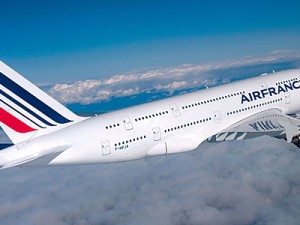 Bimbo colpito da infarto in volo: atterraggio a Brindisi, ma il piccolo muore poco dopo