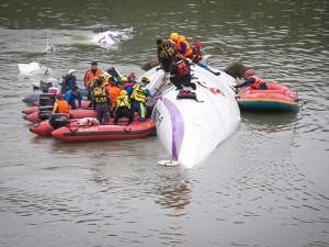 Taiwan: aereo precipita in un fiume, ci sono vittime