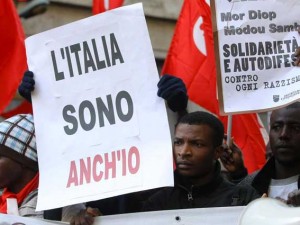 Insulti razzisti a Torino: “Sono italiano e sto telefonando. Abbassa la musica, negra”