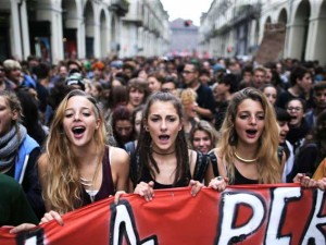 Università, Miur: “Valutiamo l’introduzione del prestito d’onore”. Gli studenti protestano