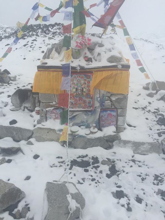 La roccia che ha salvato l'alpinista danese.