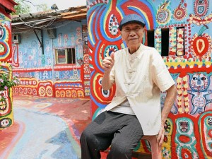 Salva il suo villaggio dalla demolizione con l'arte. La storia del nonno Arcobaleno