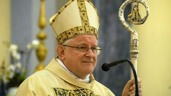 Monsignor Zenti, vescovo di Verona: le chiese resteranno chiuse, ma ha dato ordine che tutti i giorni alle 18 suonino tutte le campane della diocesi.