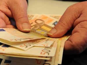 Gli italiani non spendono per paura delle tasse e di una nuova crisi economica