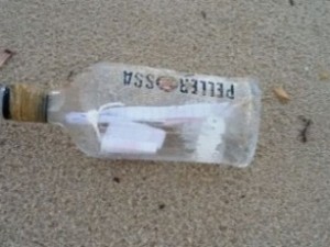 Sardegna, trovata in spiaggia bottiglia con messaggio d'amore