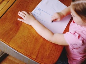 Messa in punizione dalla mamma, la bimba di 6 anni trova una soluzione geniale