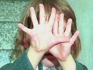 Sesso con 250 bambini, nei guai chirurgo accusato di pedofilia: “Si mostrava nudo e li violentava”