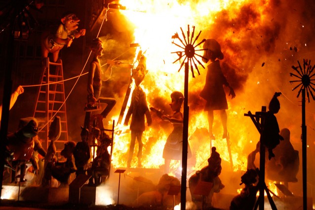Las Fallas, che cos'è la festa dalla quale tornavano le ragazze morte sul bus