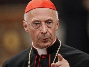 Scrive su Facebook: "Bagnasco, pastore del Dio denaro". Rischia il licenziamento