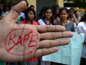 India, bimba di 10 anni rimane incinta dopo lo stupro da parte di due zii: negato l’aborto