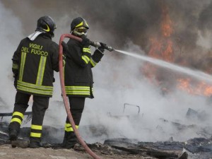 Palermo, vigili del fuoco presi a sassate mentre spegnevano un incendio su un cumulo di rifiuti