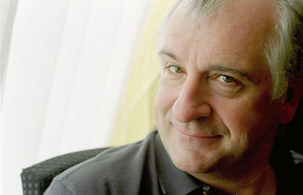 Douglas Adams, autore di "Guida galattica per autostoppisti" (1952-2001)