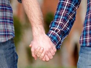 Ragusa, branco di minorenni picchia 20enne gay in strada: “Urlavano ‘Sei un fro…