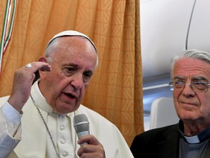 Papa: “Chiesa chieda scusa a gay, poveri, donne stuprate e bambini sfruttati”