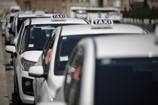 Foto Vincenzo Livieri - LaPresse 09-06-2015 - Roma - Italia Cronaca Sit-in dei tassisti contro il fenomeno dei risciò Photo Vincenzo Livieri - LaPresse 08-06-2015 - Rome - Italy News Taxi drivers sit-in