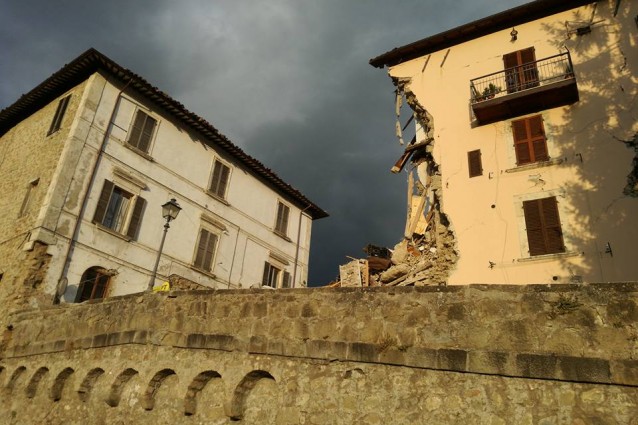 Sale il bilancio delle vittime, ci sarebbero almeno dieci morti: "Anche bambini"