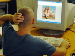Inviava foto pedopornografiche agli amici: indagata ballerina veneta di 23 anni