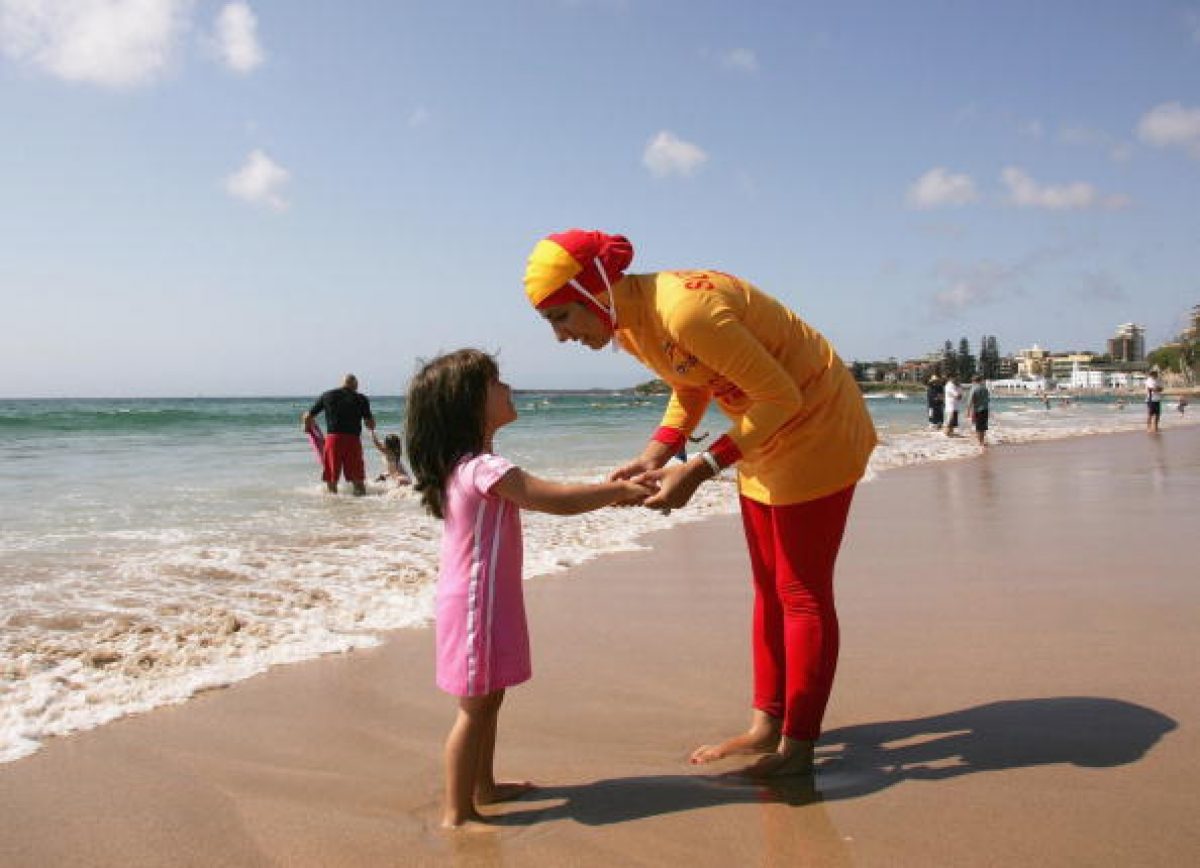 Donne Che Si Cambiano Il Costume In Spiaggia