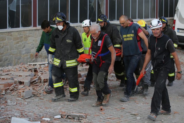 Accumoli, estratto vivo dalle macerie dopo diverse ore: applausi tra la folla
