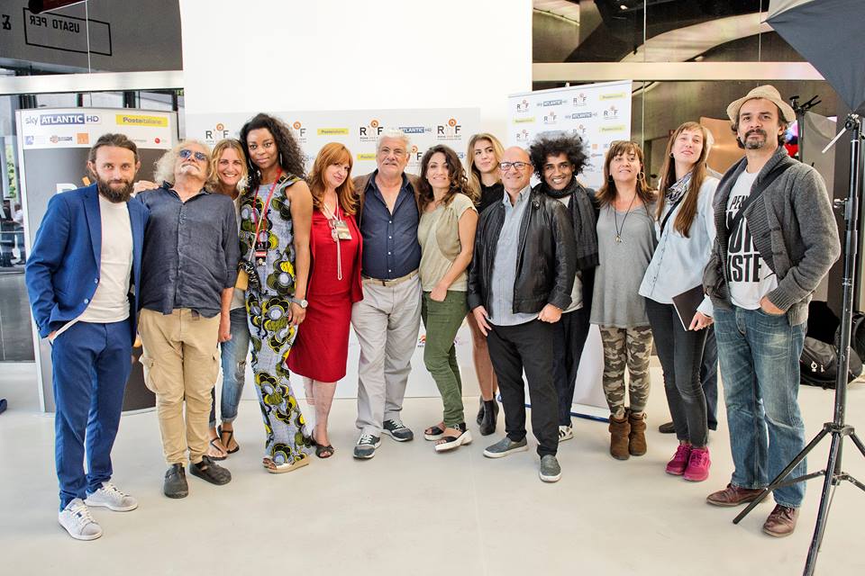 Il regista Kassim Yassin con il cast di "Sottomessa"