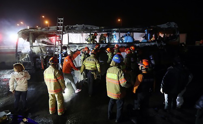 Bus prende fuoco, passeggeri intrappolati tra le fiamme almeno 10