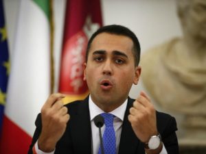 Di Maio difende Zuccaro: "Questo è il Governo del business sull'immigrazione"