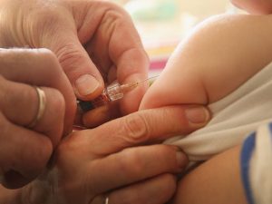 Vaccini, il governo si scontra sull'età dell'obbligo. Boschi: "Sulla salute non si scherza"