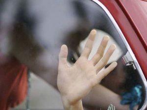 Esce dal negozio insieme alla figlia piccola e trova coppia a fare sesso nell’auto in strada