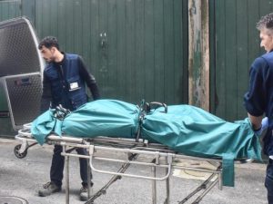 Torino, padre e figlia down trovati morti in casa: un'altra figlia suicida anni fa