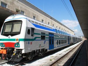 Piacenza, donna scende dal lato sbagliato del treno: le ruote le tranciano una gamba