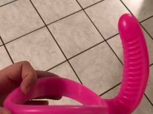 Fa uno strano regalo alla figlia per natale, quando lo apre scatta l'imbarazzo in famiglia