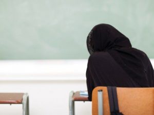 Picchiata dalla madre perché non porta il velo islamico: studentessa allontanata da casa