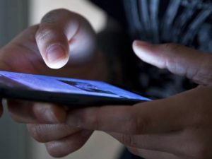 Verona, 60enne invia 50mila sms di ingiurie e minacce a una minore per avere sue foto intime