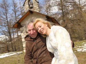 Sposa miliardario più vecchio di 25 anni. Quando muore scopre che non le ha lasciato nulla