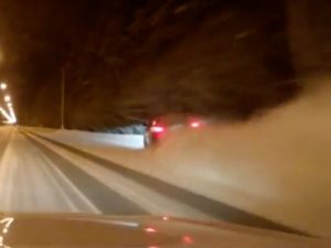 Folle gara di velocità sulla neve: si schianta e muore con la compagna incinta