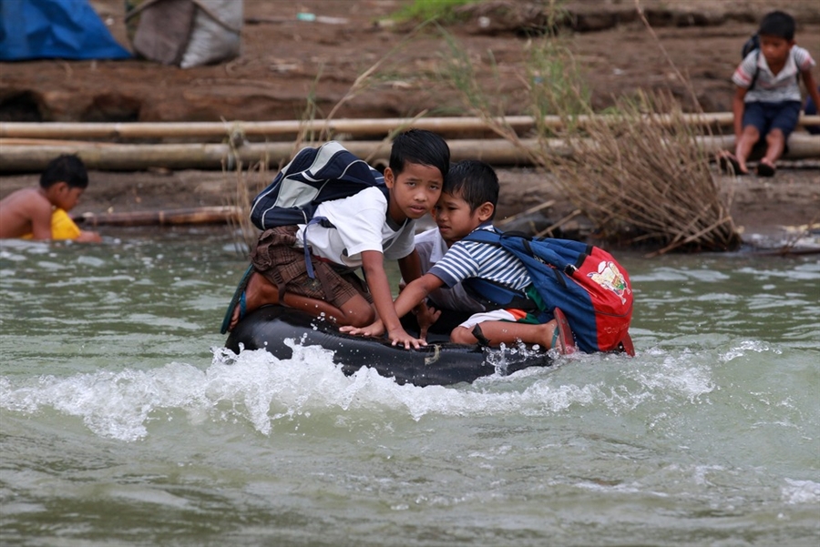 A bordo di una camera d'aria. Foto: Dennis M. Sabangan/EPA