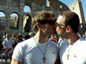 Chi sono i gay e i transgender cattolici, innamorati nascosti che ora sperano in Francesco