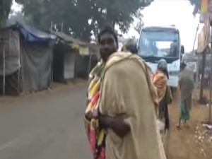 Trasporta per 15 km il cadavere della figlia in spalla: troppo povero per un carro funebre