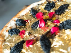 La pizza più costosa al mondo: farcita d'oro, costa 2mila dollari