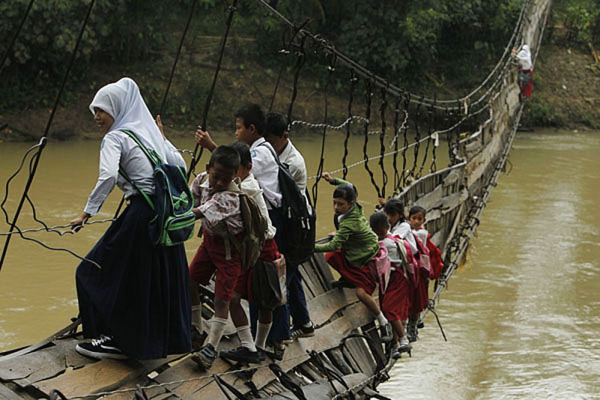 In Indonesia, autentiche acrobazie pur di arrivare a scuola