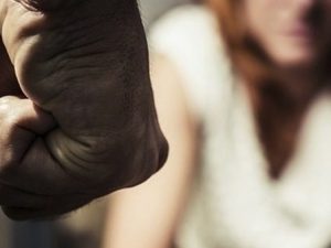 “Picchiata, rinchiusa in casa e costretta a fare sesso in cambio del cibo per mia figlia”