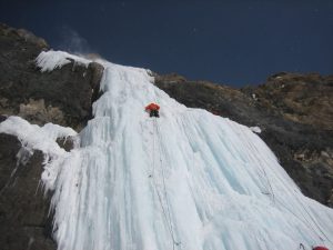 Crollano cascate di ghiaccio: 6 scalatori morti, quattro sono italiani. In due ore rialzo termico di 17°