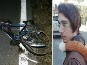 Travolto da un'auto mentre va a trovare in bici la nonna in ospedale: morto 16enne