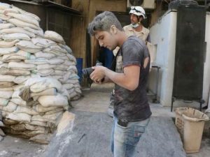 Khaled Khatib filmando un'operazione di salvataggio dei Caschi bianchi