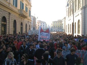 La precarietà accorcia la vita di due anni: su 'Lancet' una ricerca lunga tredici anni