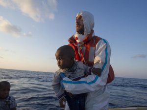 Comandante Guardia Costiera: "ONG aiutano. È tragedia immane, non possiamo respingere i migranti"